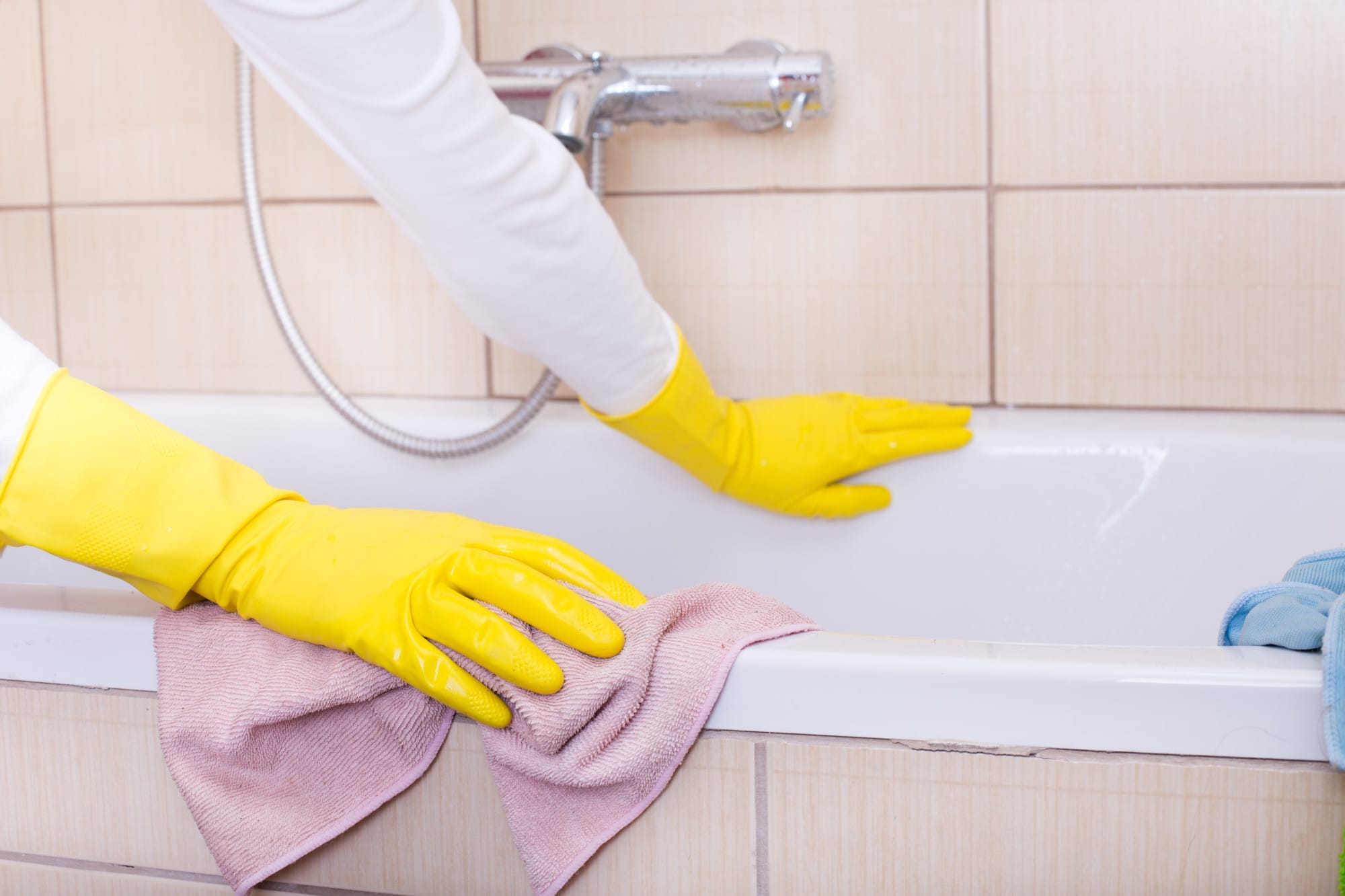 How to Clean a Bathtub